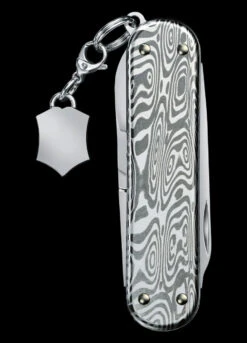 Victorinox Classic SD Brilliant Damascus -SurvGear Shop BMC 0622134.2 33746.1671193496.1280.1280 21413.1671207008