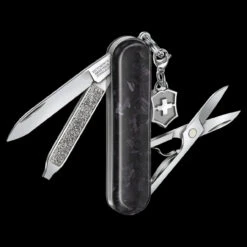 Victorinox Classic SD Brilliant Carbon -SurvGear Shop BMC 0622190.4 99295.1671203376.1280.1280 45198.1671207044
