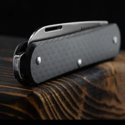 Fox Vulpis 1 Carbon Fibre Penknife -SurvGear Shop FOX FX VP130CFdet2 02481.1686577598