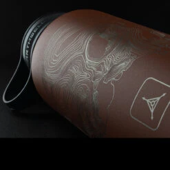 TAD Edition Earthwell 32oz Insulated Sierra Red -SurvGear Shop TAD EAR 32 TOP SKU REDdet2 04779.1640873567.1280.1280 07958.1640874400